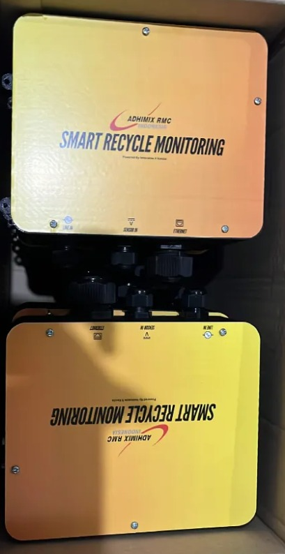 Perangkat Smart Recycle Monitoring yang dipasang di mesin recycle Adhimix